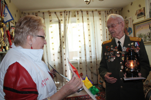 Школьники из ЛНР поздравили волгоградских ветеранов с Днём Победы