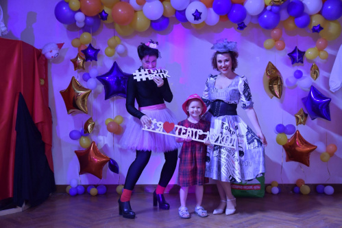 В празднике детства в театре кукол приняли участие дети из Донбасса 