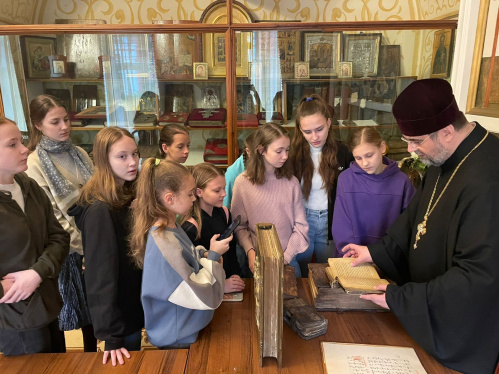 Юные артисты ансамбля «Улыбка» познакомились с рождественскими традициями