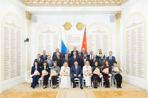 Андрей Бочаров вручил госнаграды жителям Волгоградской области