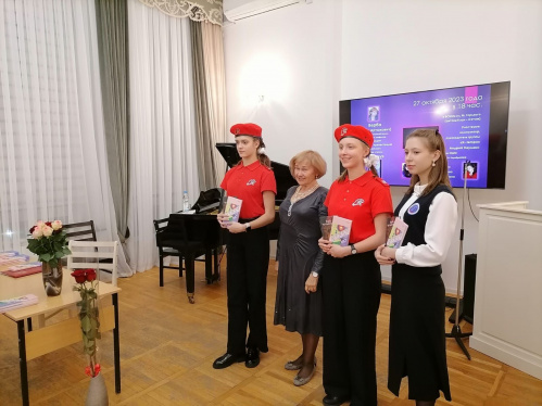 В Волгоградской Горьковке презентовали новую книгу Юлии Артюхович