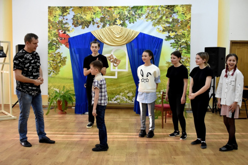 Камышинские артисты провели мастер-класс в Центре помощи детям