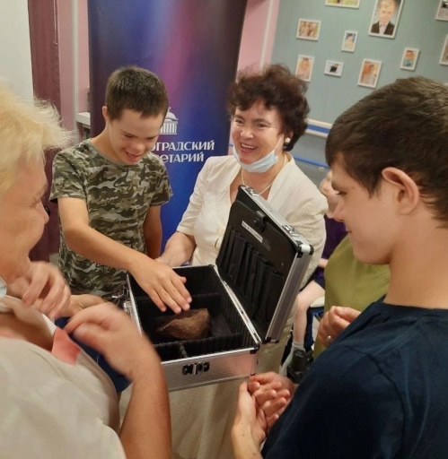 Волгоградский планетарий дал возможность детям-инвалидам прикоснуться к метеориту