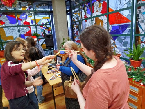 Посетители Волгоградской библиотеки для молодёжи отправились в новогодний квест