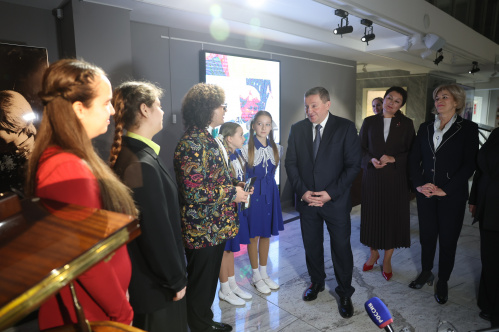 В Волгограде открылась выставка личных наград прославленного композитора Александры Пахмутовой