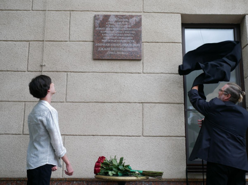 На фасаде здания НЭТа появилась мемориальная доска Отару Джангишерашвили