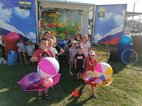 В Жирновском районе с помощью автоклуба организуют детский досуг