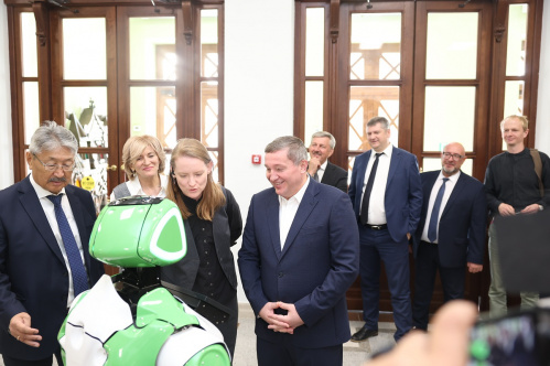 Робот Иванушка встречает гостей Волгоградского областного театра кукол Робот Иванушка встречает гостей Волгоградского областного театра кукол
