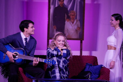 НЭТ показал премьерный спектакль в Дубовке