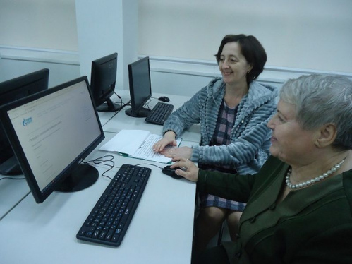 Библиотекари модельной библиотеки Камышина помогают людям зрелого возраста осваивать цифровую среду