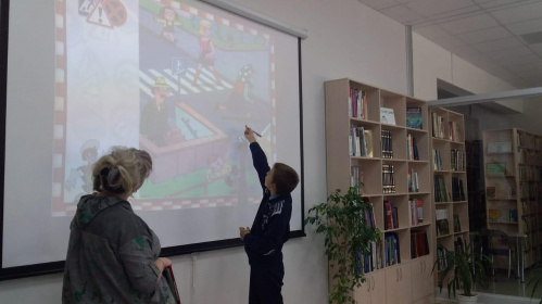 В модельной библиотеке Камышина закрепляют со школьниками Правила дорожного движения