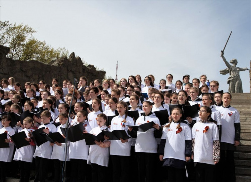 На Мамаевом кургане выступил сводный хор школьников и студентов