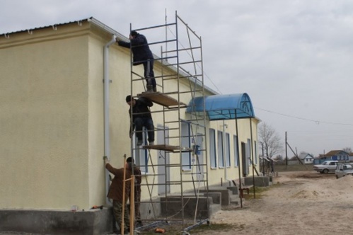 В Октябрьском районе ремонтируют сельский клуб