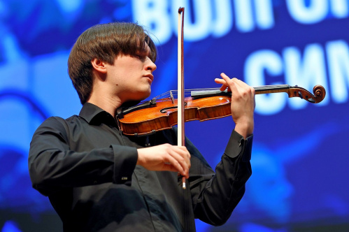 Талантливый скрипач Михаил Усов выступил на главной сцене Волгограда