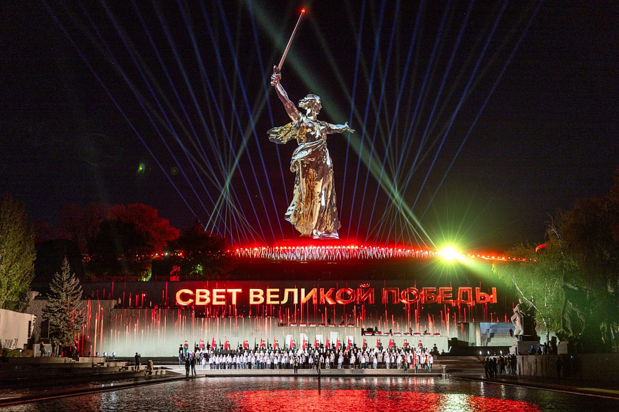 Сводный хор волгоградских коллективов выступил на Мамаевом кургане Сводный хор волгоградских коллективов выступил на Мамаевом кургане