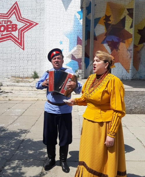 Волгоградские казаки выступили в Астраханской области перед беженцами из Донбасса