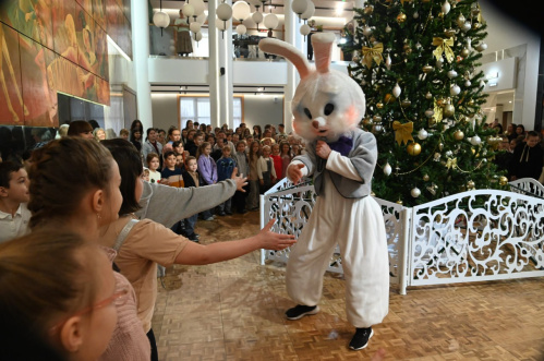 Порядка тысячи юных волгоградцев посетят областные новогодние ёлки в ТЮЗе