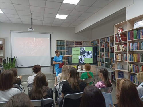 В Камышинской модельной библиотеке для студентов провели лингвистический час В Камышинской модельной библиотеке для студентов провели лингвистический час