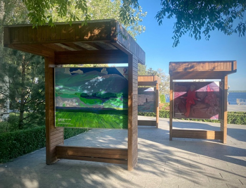 Новая выставка живописи открылась на Центральной набережной 