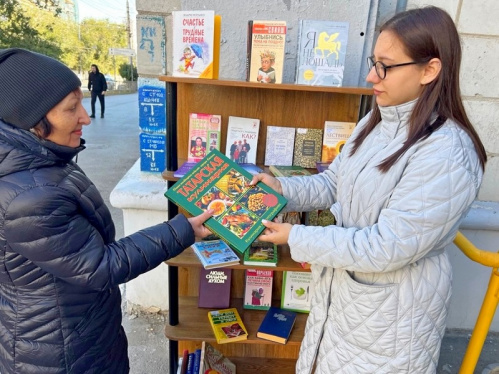 Волгоградские библиотекари поздравили пожилых людей