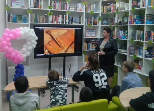 В Быковской модельной библиотеке школьников знакомят с историей славянской письменности