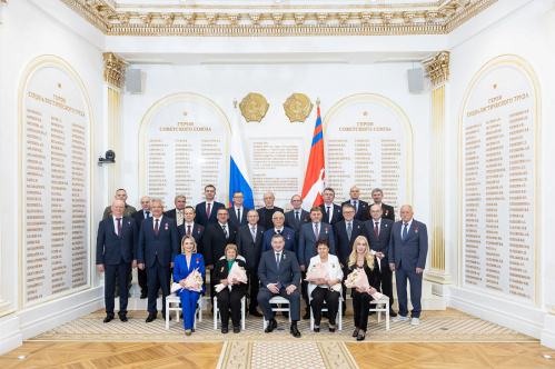 Андрей Бочаров вручил государственные награды жителям Волгоградской области Андрей Бочаров вручил государственные награды жителям Волгоградской области