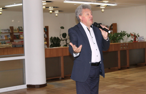 Дирижёр Андрей Аниханов поговорил со школьниками о выборе профессии