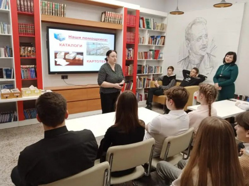 В модельной библиотеке Иловли школьников знакомят с библиотечной работой