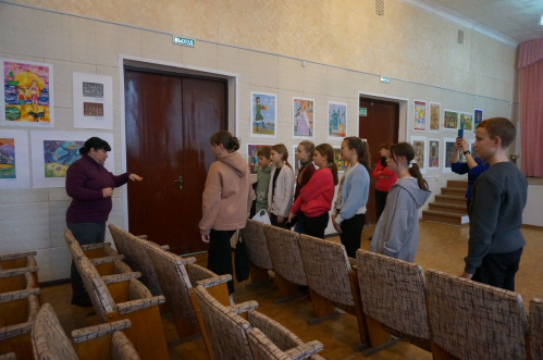 В Дубовке открылась передвижная выставка детских рисунков