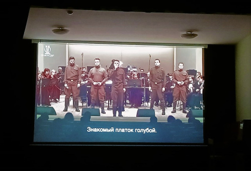 Читатели Горьковки спели песни военных лет вместе с артистами российской эстрады