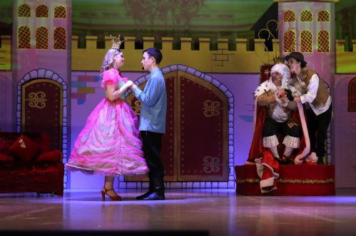 В Михайловке театр «Лира» представил новогоднюю премьеру