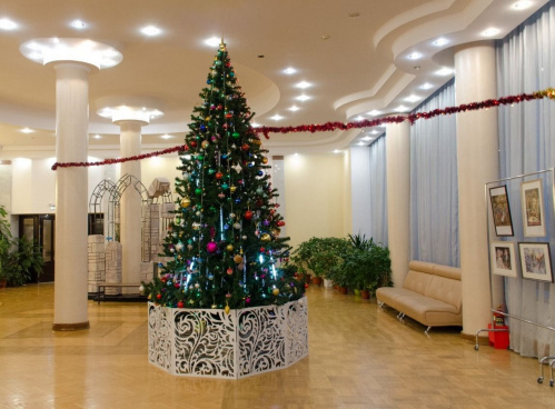 В Волгоградском ТЮЗе нарядили ёлку