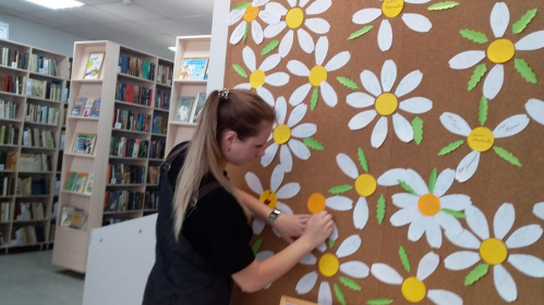 В модельной библиотеке Камышина проходит акция «Ромашковая Русь»