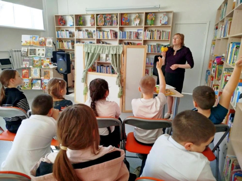 В Камышинской модельной библиотеке начала работу арт-затея «Книга+театр»