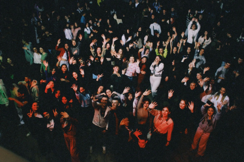 В ДК «Октябрь» в Волжском проводят бесплатные дискотеки для молодёжи