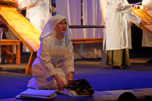 В Камышинском драмтеатре прошла премьера спектакля об эвакогоспиталях