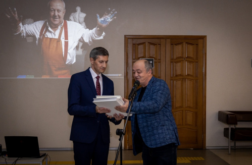 Фонды главной библиотеки региона пополнились книгами с дарственной надписью Зураба Церетели