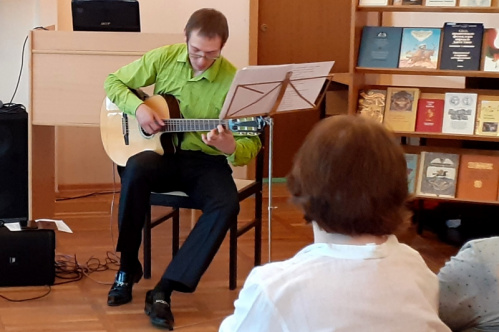 Посетители Горьковки услышат гитару среди книг