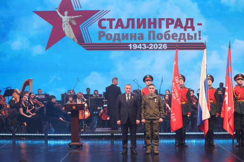 Андрей Бочаров в день Сталинградской Победы вручил награды участникам СВО