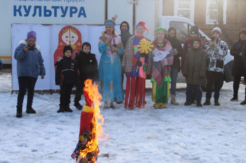 В районах Волгоградской области масленичные гуляния проводили с помощью автоклубов