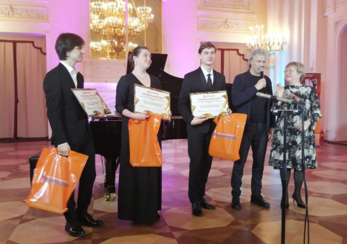 Волгоградская филармония наградила спецпризами молодых российских вокалистов