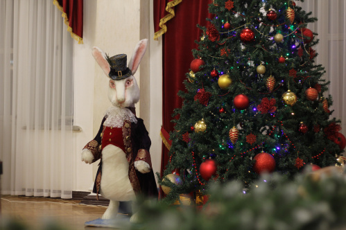 Зрителей НЭТа встречает символ 2023 года