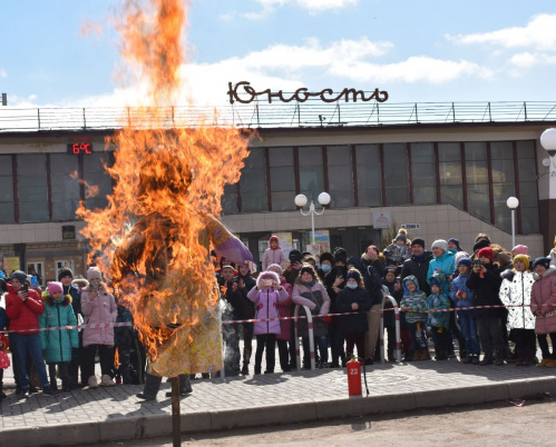 В Суровикинском ДК проводили Масленицу