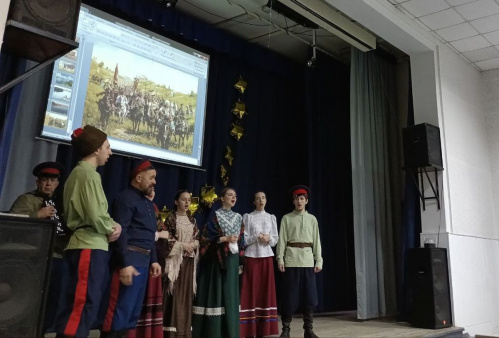 В Михайловке молодёжь знакомят с казачьими традициями В Михайловке молодёжь знакомят с казачьими традициями