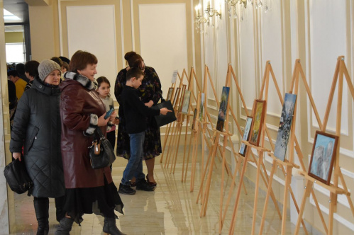 В обновлённом Чернышковском ДК проводят художественные выставки