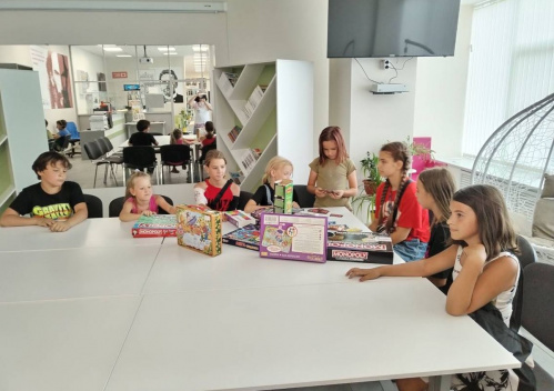 В Среднеахтубинской модельной библиотеке знакомят детей с развивающими играми