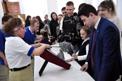 Волгоградский театр кукол помогает развиваться школьным театрам региона