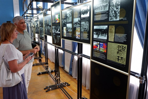 В Астрахани открылись две волгоградские выставки