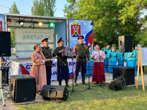 Автоклуб в Суровикино собрал на праздник всех соседей