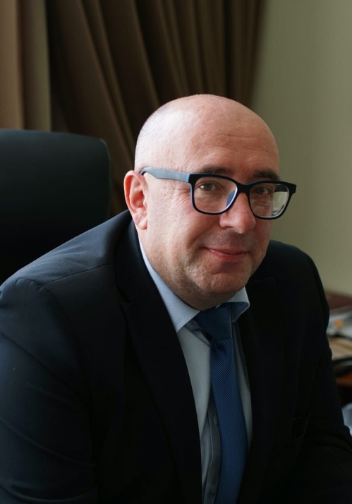 Станислав Малых: «Поздравляю милых дам с чудесным весенним праздником!»